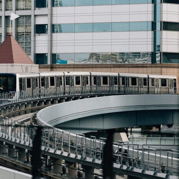 Rozwój infrastruktury komunikacyjnej: klucz do sukcesu transportu.